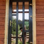 Установленная алюминиевая дверь