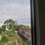 Установленное пластиковое окно c москитной сеткой